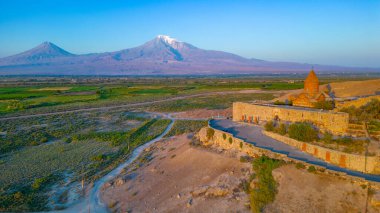 Ermenistan 'da Ararat dağının önünde duran Khor Virap Manastırı' nın gün doğumu manzarası