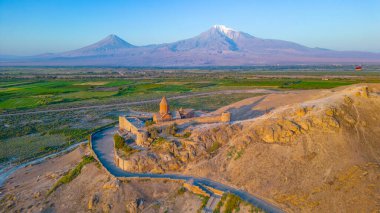 Ermenistan 'da Ararat dağının önünde duran Khor Virap Manastırı' nın gün doğumu manzarası