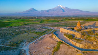 Ermenistan 'da Ararat dağının önünde duran Khor Virap Manastırı' nın gün doğumu manzarası