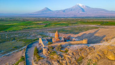 Ermenistan 'da Ararat dağının önünde duran Khor Virap Manastırı' nın gün doğumu manzarası