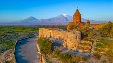 Ermenistan 'da Ararat dağının önünde duran Khor Virap Manastırı' nın gün doğumu manzarası