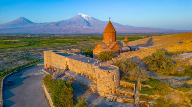 Ermenistan 'da Ararat dağının önünde duran Khor Virap Manastırı' nın gün doğumu manzarası