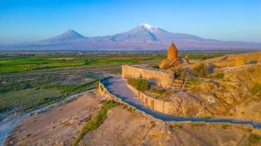 Ermenistan 'da Ararat dağının önünde duran Khor Virap Manastırı' nın gün doğumu manzarası