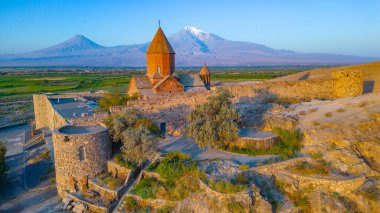 Ermenistan 'da Ararat dağının önünde duran Khor Virap Manastırı' nın gün doğumu manzarası