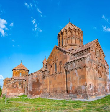 Ermenistan 'daki Saghmosavank manastırında yaz günü