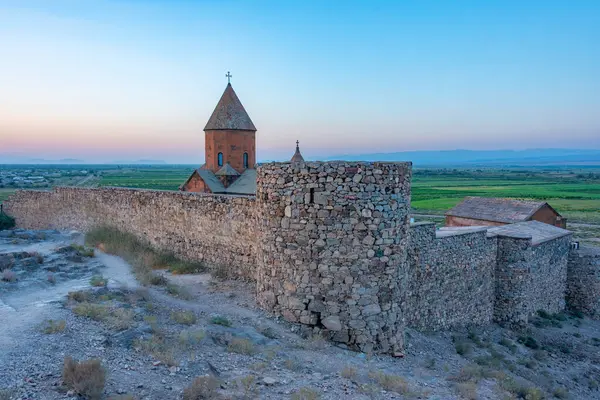 Ermenistan 'da Ararat dağının önünde duran Khor Virap Manastırı' nın gün doğumu manzarası