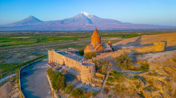 Ermenistan 'da Ararat dağının önünde duran Khor Virap Manastırı' nın gün doğumu manzarası