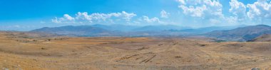 Güneşli bir günde Ermenistan 'ın dağlık arazisi