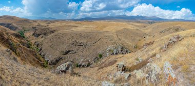 Güneşli bir günde Ermenistan 'ın dağlık arazisi