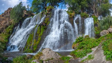 Güneşli bir günde Ermenistan 'da Shaki şelalesi