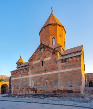 Ermenistan 'da Ararat dağının önünde duran Khor Virap Manastırı' nın gün doğumu manzarası