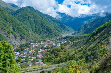 Azerbaycan 'daki Ilisu köyünün panorama manzarası