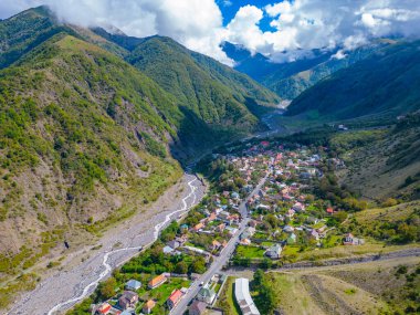 Azerbaycan 'daki Ilisu köyünün panorama manzarası