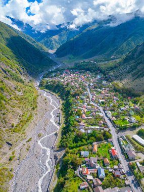 Azerbaycan 'daki Ilisu köyünün panorama manzarası