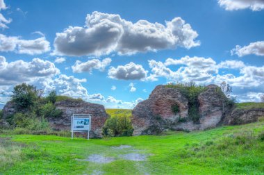 Azerbaycan 'daki Gabala' nın antik şehir duvarlarının kalıntıları.