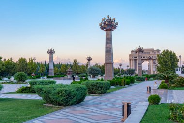 Ganja, Azerbaycan 'daki Heydar Aliyev parkında Zafer kemeri