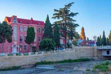 Azerbaycan 'ın Ganja kasabasında nehir kenarı