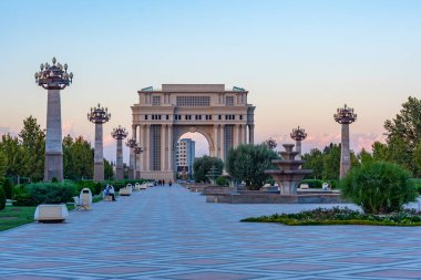 Ganja, Azerbaycan 'daki Heydar Aliyev parkında Zafer kemeri