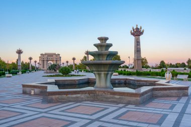 Ganja, Azerbaycan 'daki Heydar Aliyev parkında Zafer kemeri