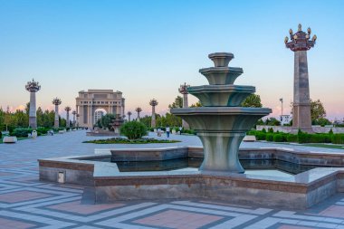 Ganja, Azerbaycan 'daki Heydar Aliyev parkında Zafer kemeri