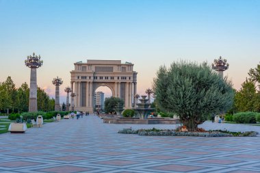 Ganja, Azerbaycan 'daki Heydar Aliyev parkında Zafer kemeri