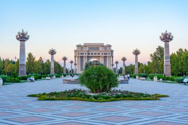 Ganja, Azerbaycan 'daki Heydar Aliyev parkında Zafer kemeri