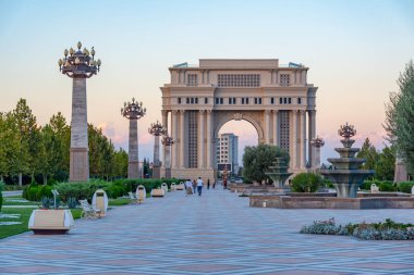 Ganja, Azerbaycan 'daki Heydar Aliyev parkında Zafer kemeri