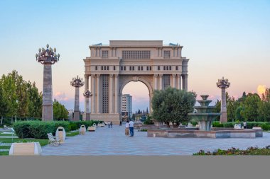 Ganja, Azerbaycan 'daki Heydar Aliyev parkında Zafer kemeri