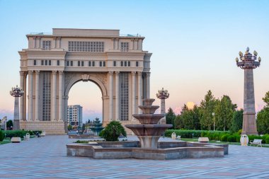 Ganja, Azerbaycan 'daki Heydar Aliyev parkında Zafer kemeri