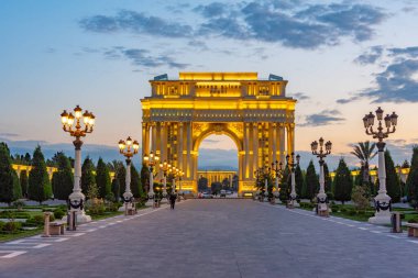 Ganja, Azerbaycan 'daki Heydar Aliyev parkında Zafer kemeri