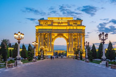 Ganja, Azerbaycan 'daki Heydar Aliyev parkında Zafer kemeri