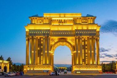 Ganja, Azerbaycan 'daki Heydar Aliyev parkında Zafer kemeri