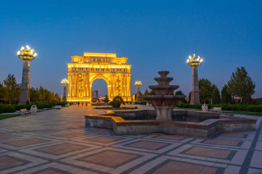 Ganja, Azerbaycan 'daki Heydar Aliyev parkında Zafer kemeri