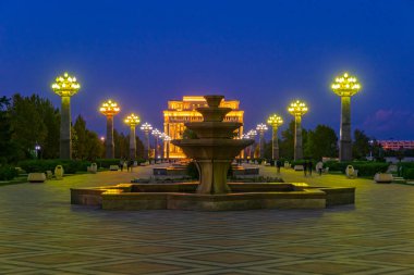 Ganja, Azerbaycan 'daki Heydar Aliyev parkında Zafer kemeri