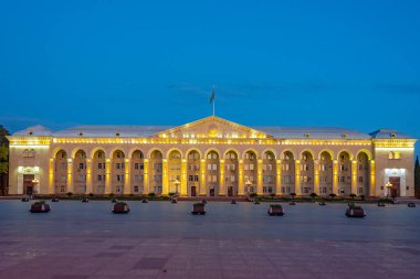 Azerbaycan 'daki Ganja belediye binasının gün doğumu manzarası