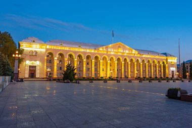 Azerbaycan 'daki Ganja belediye binasının gün doğumu manzarası
