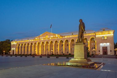 Azerbaycan 'daki Ganja belediye binasının gün doğumu manzarası