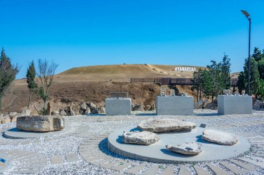 Azerbaycan 'daki Yanar dag' daki antik harabeler sonsuz alevler
