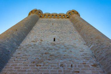 Azerbaycan 'daki Mardakan kalesinde güneşli bir gün.