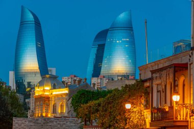 Azerbaycan 'ın Bakü kentindeki tarihi ve çağdaş mimarinin bir karışımı.