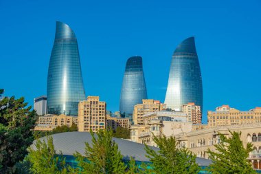 Bakü, Azerbaycan 'ın ufuk çizgisini oluşturan alev kuleleri