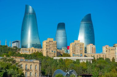 Bakü, Azerbaycan 'ın ufuk çizgisini oluşturan alev kuleleri