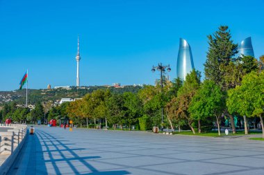 Bakü, Azerbaycan 'da arka planda Alev Kuleleri olan deniz kenarı gezinti alanı