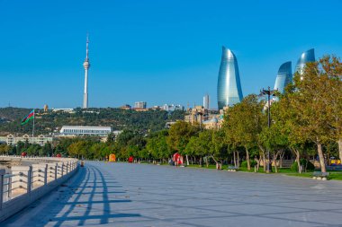 Bakü, Azerbaycan 'da arka planda Alev Kuleleri olan deniz kenarı gezinti alanı