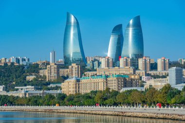Bakü, Azerbaycan 'ın ufuk çizgisini oluşturan alev kuleleri