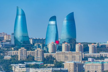 Bakü, Azerbaycan 'ın ufuk çizgisini oluşturan alev kuleleri