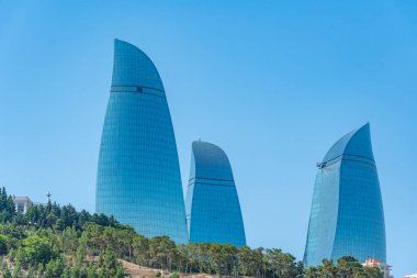 Bakü, Azerbaycan 'ın ufuk çizgisini oluşturan alev kuleleri