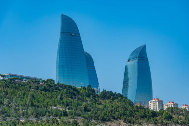 Bakü, Azerbaycan 'ın ufuk çizgisini oluşturan alev kuleleri