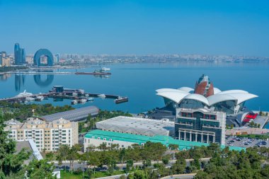 Azerbaycan 'da güneşli bir günde Bakü manzarası