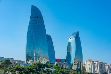 Bakü, Azerbaycan 'da güneşli bir günde alev kuleleri
